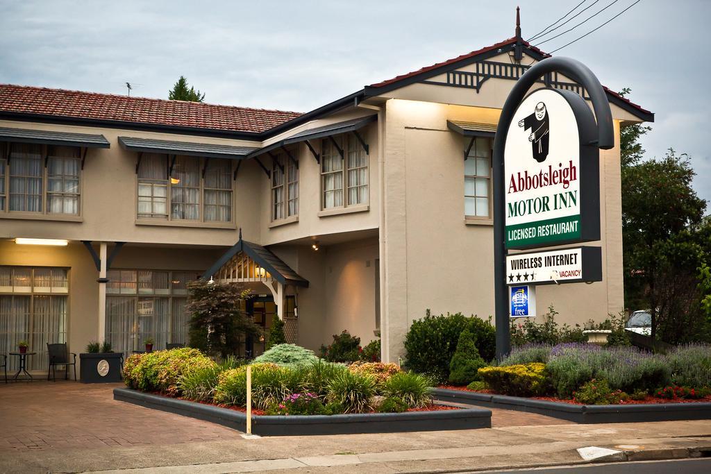 Abbotsleigh Motor Inn Армидейл Экстерьер фото